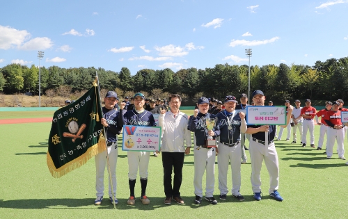 농협상호금융은 24일 경기 농협대 야구장에서 범농협 임직원 간 유대와 상생협력을 강화하기 위해 '제9회 농협중앙회장배 전국 농·축협 야구대회' 결승전을 개최했다. 조소행 상호금융대표이사(왼쪽 세번째)가 1부 리그 우승팀인 인천 남동농협 두레 야구단과 기념사진을 촬영하고 있다.