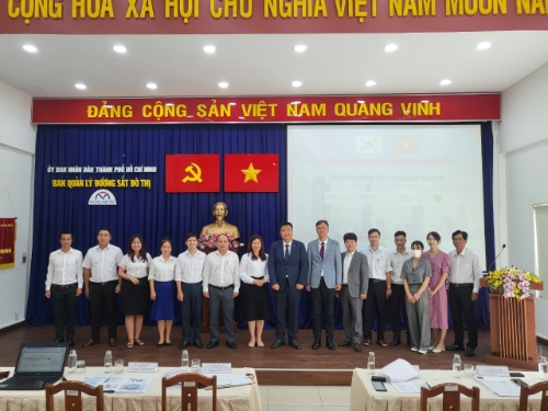 국가철도공단 해외사업본부와 호치민 도시철도관리공단(MAUR) 관계자들이 26일(월) 베트남 교통통신대학교에서 ‘호치민 철도학교’ 시행에 앞서 기념촬영을 하고 있다.