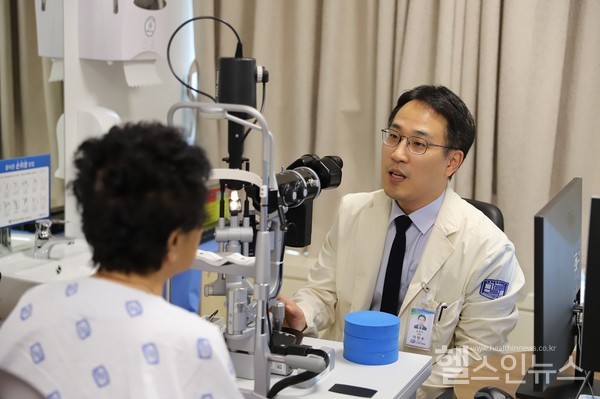 故김수환추기경의뜻을이어은평성모병원은하나금융나눔재단과협력해저소득계층의각막이식을지원하는'다시봄'사업을진행하고있다.