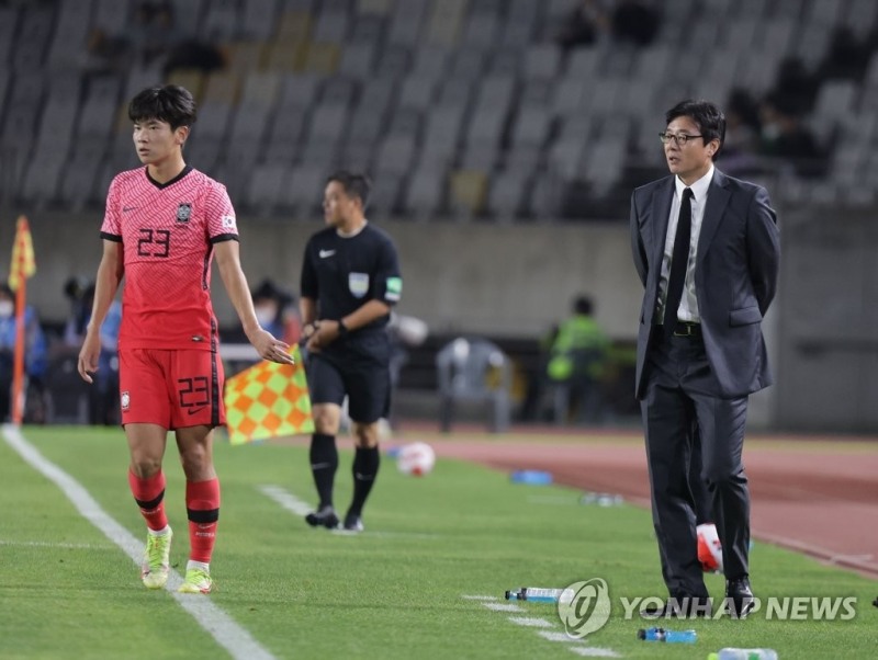 (화성=연합뉴스) 26일 경기도 화성종합경기타운 주 경기장에서 열린 올림픽 축구 대표팀 평가전 한국과 우즈베키스탄의 경기.황선홍 올림픽 축구 대표팀 감독이 경기를 지켜보고 있다.