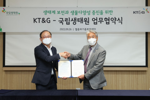 왼쪽부터 이상학 KT&G 지속경영본부장과 조도순 국립생태원장이 업무 협약식에서 기념 사진을 촬영하고 있다