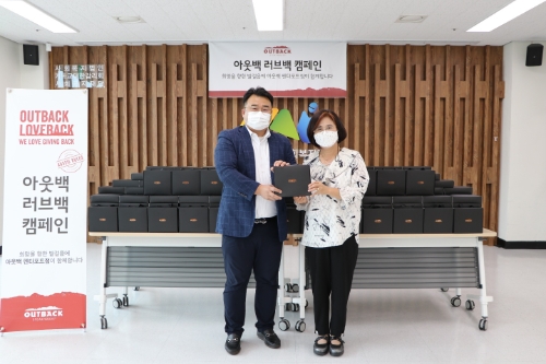 아웃백 천안펜타포트점, 천안시종합사회복지관 찾아 러브백 세트 전달