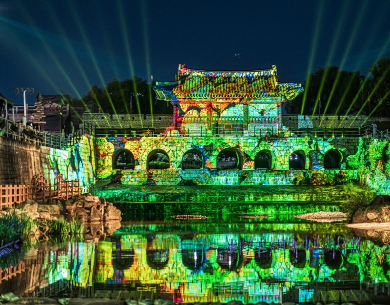 화홍문을 배경으로 2022 수원화성 미디어아트쇼가 상영되고 있다.(사진=수원시)
