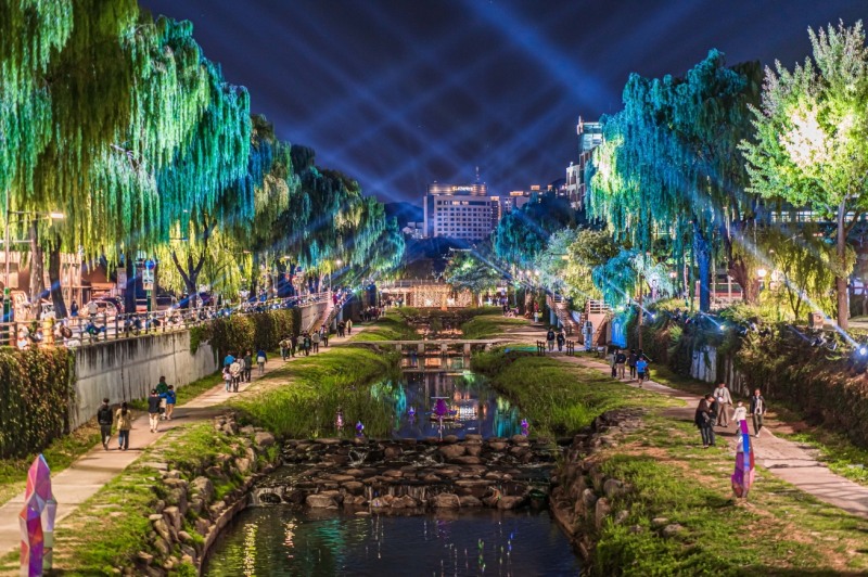 2022 수원화성 미디어아트쇼가 열리는 수원천 화홍문~남수문 구간에서 시민들이 다양한 미디어아트 작품을 감상하고 있다.(사진=수원시)