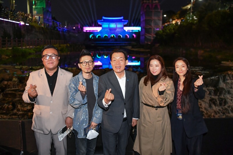 2022 수원화성 미디어아트쇼가 개막한 24일 이재준 수원특례시장(가운데)이 이창근 연출제작단장(왼쪽 첫 번째) 및 작가들과 함께 화홍문을 배경으로 기념촬영을 하고 있다.(사진=수원시)