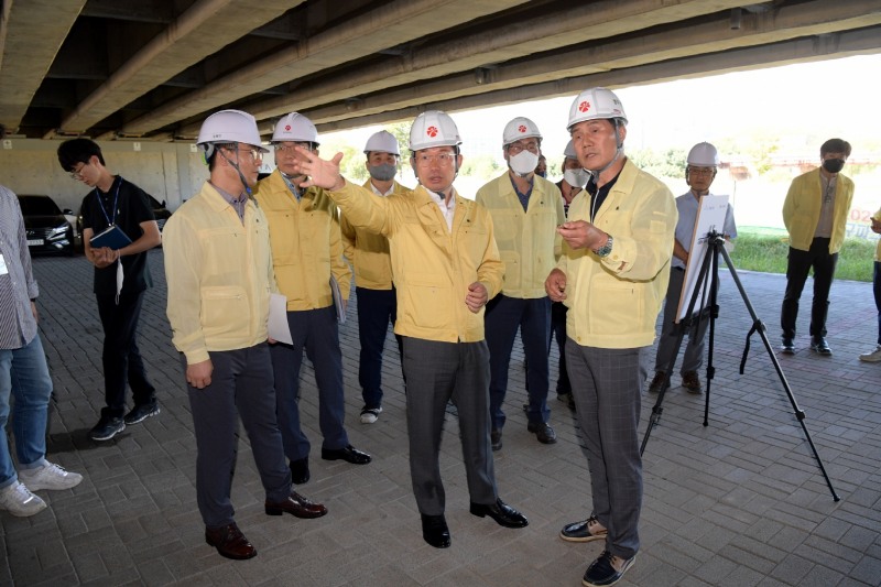문영훈 광주광역시 행정부시장이 광산구 광신대교를 방문해 관계자로부터 시설물 현황을 보고 받은 후 안전점검을 하고 있다 (사진제공 = 광주광역시)