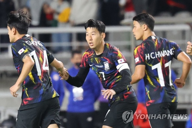(고양=연합뉴스) 23일 고양종합운동장에서 열린 한국과 코스타리카 축구 대표팀 평가전에서 한국 손흥민이 프리킥으로 득점해 동점을 만들고 동료들과 기뻐하고 있다.