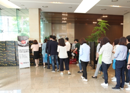 NS홈쇼핑 임직원들이 낙과 나눔행사를 위해 줄을 선 모습