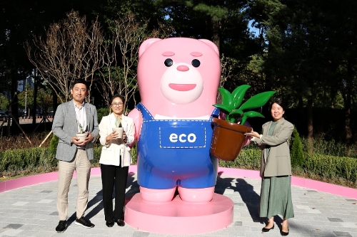 롯데홈쇼핑은 지난 27일(화) 서울 송파구 송파나루공원에서 미세먼지 저감을 위한 녹지공간 '숨;편한 포레스트' 5호 완공식을 진행했다. (왼쪽부터) 이동규 롯데홈쇼핑 ESG실장, 정상범 송파구청 공원녹지과장, 강수정 환경재단 국장