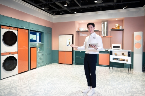 삼성전자 모델이 서울 논현동에 위치한 삼성 디지털프라자 강남본점에서 '스마트싱스 홈 라이프' 체험존을 소개하고 있는 모습