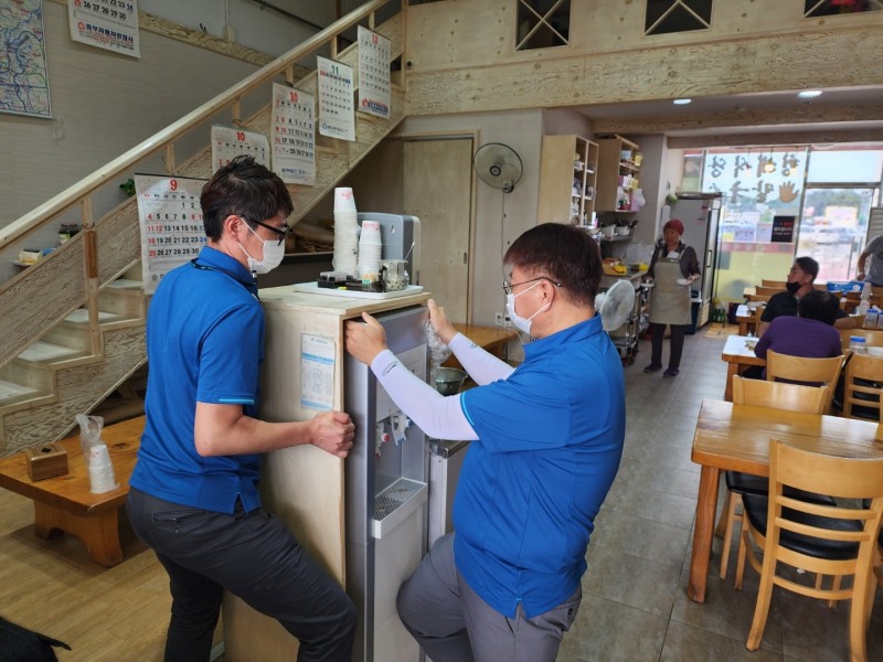 정수기 위생점검 캠페인을 통해 정수기 위생점검중인 청호나이스