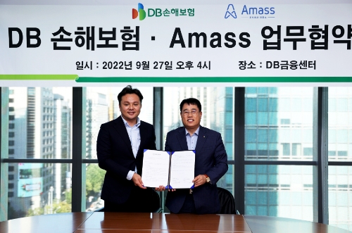 지난 27일 DB금융센터에서 어메스 박원재 대표와 DB손해보험 이범욱 부사장이 업무협약을 맺고 기념촬영을 하고있다.(왼쪽부터) /사진제공=DB손해보험