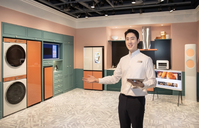 삼성전자는 통합 연결 플랫폼인 ‘스마트싱스’에 연결된 전 세계 생활가전 제품이 1000만대(12일 기준)를 돌파했다고 28일 밝혔다. 사진은 삼성전자 모델이 서울 논현동에 위치한 삼성 디지털프라자 강남본점에서 '스마트싱스 홈 라이프' 체험존을 소개하고 있는 모습. (사진 = 삼성전자 제공)