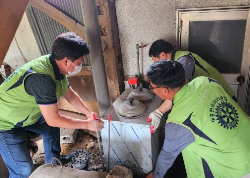 새홍천로타리클럽, 홍천군자원봉사센터와 노후 보일러교체 재능기부 봉사 진행