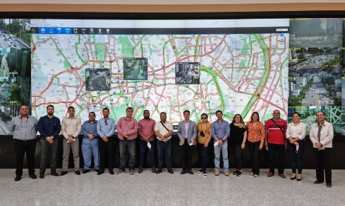 28일 도로교통공단 도시교통정보센터에 파라과이 정부 및 아순시온 시 관계자 등이 방문해 연수를 받고 기념 사진을 촬영하고 있다. (도로교통공단 교통과학연구원 고광용 첨단교통연구처장-왼쪽에서 아홉 번째 / 파라과이 정부 공공사업부 국장 Juan Jose Rolón Barrail-왼쪽에서 여섯 번째) /사진제공=도로교통공단