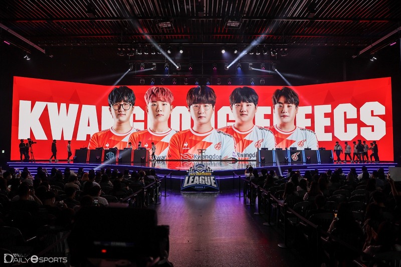 2022 카트라이더 리그 시즌2 무대에 입장하는 광동 프릭스.