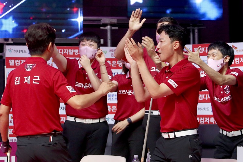 김재근의 7세트 역전 샷에 환호하는 크라운해태(사진=PBA)