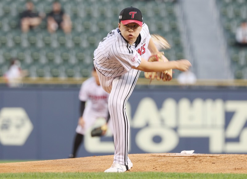 2위 확정 매직넘버 1을 남겨 놓은 LG는 이에 그치지 않고 선두 탈환까지 넘보고 있다. 신세대 에이스 이민호가 데스파이네와 삼세번째 맞대결을 벌인다.