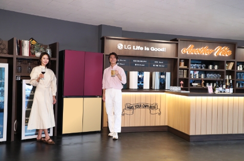 LG전자가 차별화된 고객 경험을 선사하는 신개념 가전체험공간 ‘어나더바이브(Another Vibe)’를 열고 서울시와 함께 로컬상권 활성화에 나선다. 모델이 서울시 서초구에 위치한 어나더바이브 양재천길에서 냉장고의 색상과 분위기를 바꾸는 'LG 디오스 오브제컬렉션 무드업(사진 가운데)'을 비롯해 프리미엄 수제맥주제조기 'LG 홈브루 오브제컬렉션(오른쪽)', 'LG 디오스 오브제컬렉션 와인셀러' 등을 체험하는 장면.