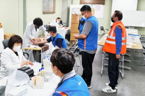 CJ대한통운 택배기사들이 택배 서브터미널에서 건강검진 서비스를 받고있다.