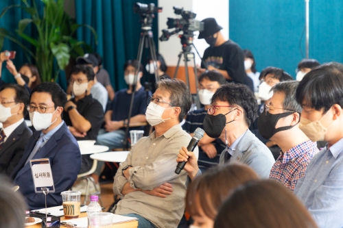 결선 진출 팀의 최종 발표 후 심사위원들이 질의응답을 하는 모습