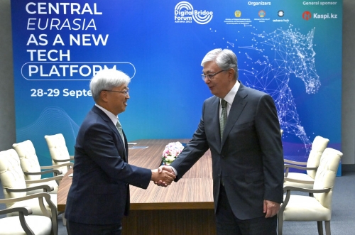 삼성전자 CR담당 이인용 사장(사진 왼쪽)은 28일(현지시간) 카자흐스탄 아스타나에서 열린 IT 행사 '디지털 브리지 포럼'에 참석하고 카심조마르트 토카예프 카자흐스탄 대통령을 접견했다. 이인용 사장은 삼성전자의 교육 지원과 디지털화 협력 성과 등을 논의하고, '2030 부산세계박람회' 유치에 대해 카자흐스탄 정부의 지속적인 관심과 지원을 요청했다. (사진 제공: 카자흐스탄 대통령실)