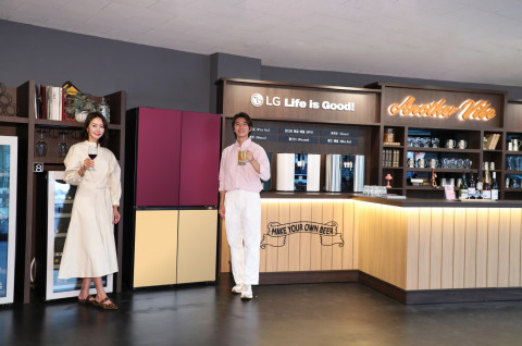 서울시 서초구 어나더바이브 양재천길에서 냉장고의 색상과 분위기를 바꾸는 ‘LG 디오스 오브제컬렉션 무드업(사진 가운데)’을 비롯해 프리미엄 수제맥주제조기 ‘LG 홈브루 오브제컬렉션(오른쪽)’,‘LG 디오스 오브제컬렉션 와인셀러’ 등을 체험하는 장면
