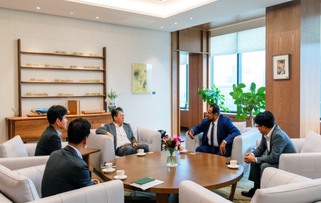 사우디아라비아 파트너사인 SNAM(Saudi National Automobiles Manufacturing Co.)사 대표이사가 한국을 방문해 쌍용자동차 곽재선회장과 간담회를 갖는 등 사우디 사업에 대한 상호 협력을 공고히 했다.  쌍용자동차 곽재선(왼쪽에서 3번째)회장, 쌍용자동차 정용원(오른쪽 첫번째) 관리인, SNAM사 파드 알도히시(오른쪽 두번째) 대표이사. (사진 = 쌍용자동차 제공)