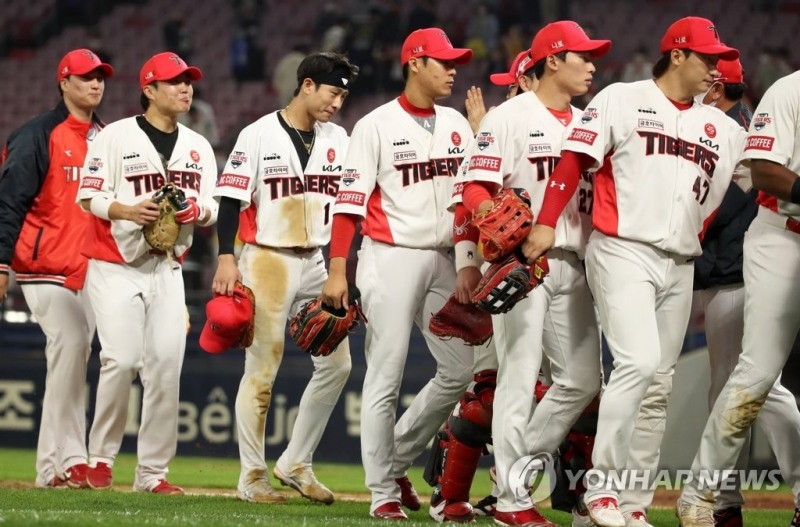 (광주=연합뉴스) 29일 광주기아챔피언스필드에서 열린 프로야구 2022 KBO리그 롯데 자이언츠와 KIA 타이거즈의 경기에서 5-4 한 점 차 짜릿한 승리를 거둔 KIA 선수들이 세리머니하고 있다.
