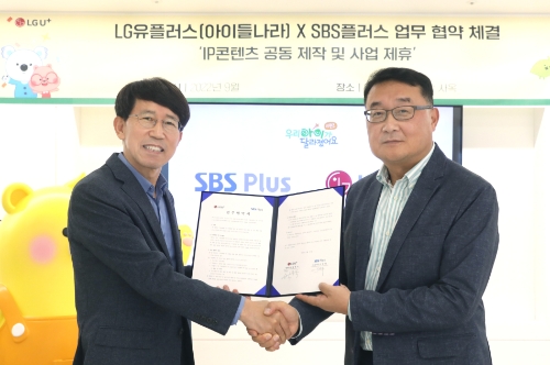 LG유플러스와 SBS플러스와 IP콘텐츠 공동 제작 및 사업 제휴를 위한 업무협약을 체결하고, 육아 예능 ‘우리 아이가 달라졌어요 리턴즈’를 공동 제작한다. 사진은 서울 강남구 아이들나라 사옥에서 LG유플러스 아이들나라CO(Chief Officer) 박종욱 전무(오른쪽)와 SBS플러스 이창태 대표 등 양사 주요 경영진이 업무협약을 맺고 기념사진을 촬영하고 있는 모습.