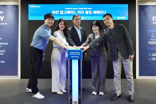 신한카드(사장 임영진)는 10월 1일 창립 15주년을 맞아 임영진 신한카드 사장 등 임직원이 참석한 가운데 창립기념식을 서울 중구 소재 신한카드 본사 3층 대강당에서 진행했다고 30일 밝혔다. 임영진 사장(가운데)이 직원들과 비전 업그레이드 선포식을 하고 있다.