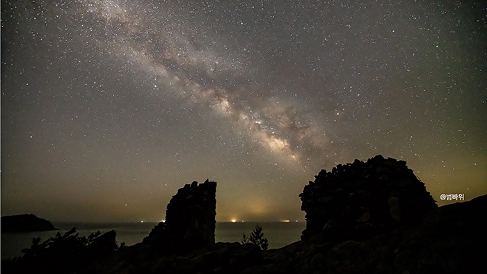 청산도 범바위에서 촬영한 은하수 (사진제공 = 완도군)