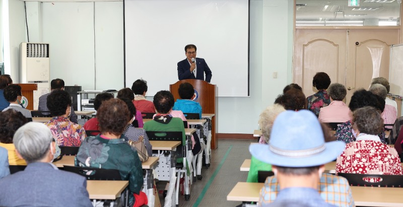 이상익 함평군수가 30일 함평노인대학에서 특강하고 있는 모습 (사진제공 = 함평군)