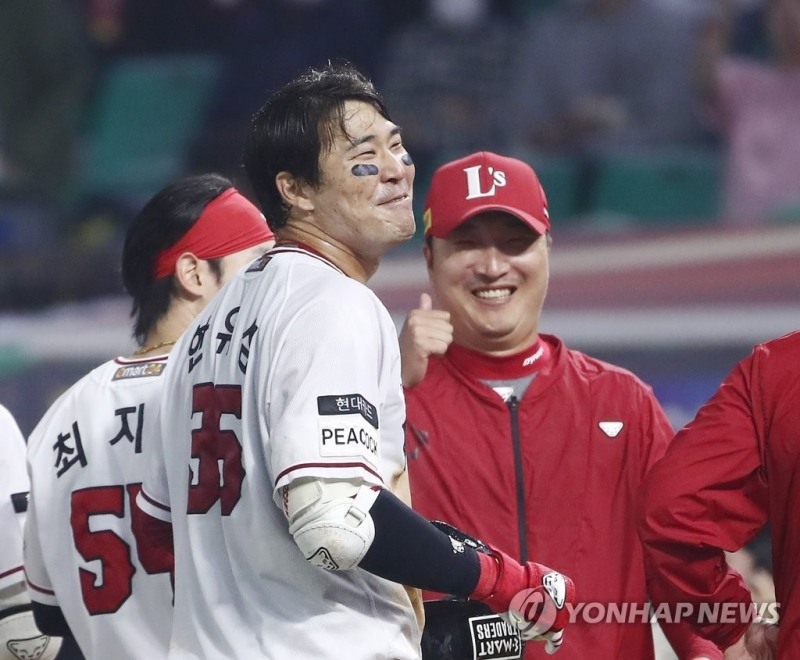 (인천=연합뉴스) 30일 인천 SSG 랜더스필드에서 열린 프로야구 SSG 랜더스와 키움 히어로즈의 경기. 연장 11회말 SSG 공격 1사 만루 상황에서 한유섬이 끝내기 만루홈런을 친 뒤 기뻐하고 있다.