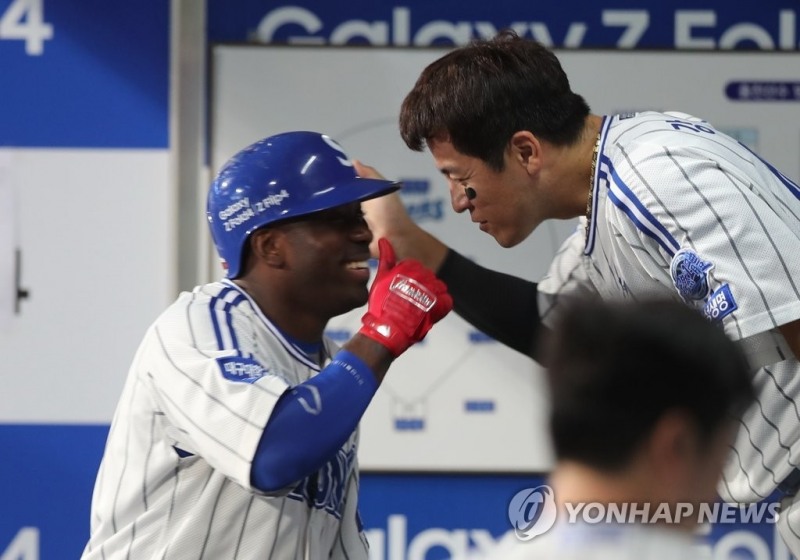 (대구=연합뉴스) 30일 대구 삼성라이온즈파크에서 열린 프로야구 '2022 신한은행 쏠(SOL) KBO 리그' 두산 베어스와 삼성 라이온즈의 경기. 2회말 1사 상황에서 삼성 피렐라가 솔로홈런을 친 후 강민호와 함께 세리머니를 하고 있다.