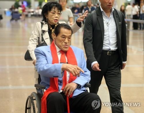 휠체어에 앉은 안토니오 이노키[연합뉴스 자료사진]