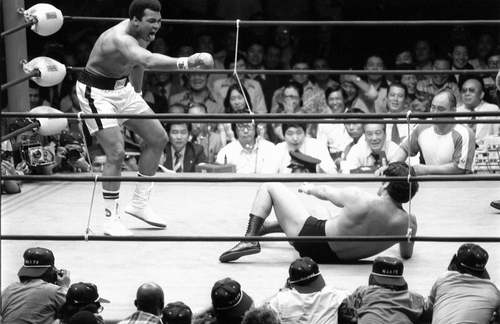 (도쿄 교도=연합뉴스) 안토니오 이노키(오른쪽)가 1976년 6월 16일 도쿄 일본무도관에서 프로 복싱 세계 헤비급 챔피언인 무하마드 알리와 이종 대결을 벌이고 있다.