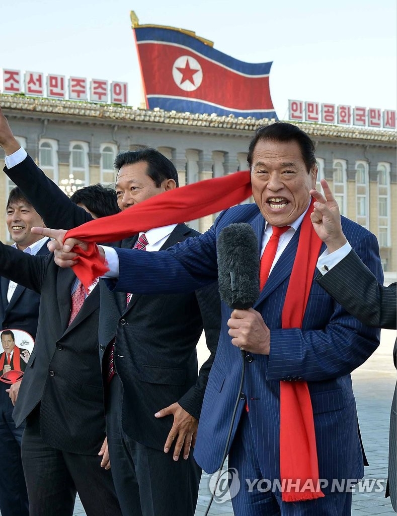 (도쿄 교도=연합뉴스) 일본 프로 레슬러이자 참의원 의원인 안토니오 이노키가 2014년 7월 방북해 평양의 김일성광장에서 발언하고 있다. 이노키는 1일 오전 심부전으로 별세했다.