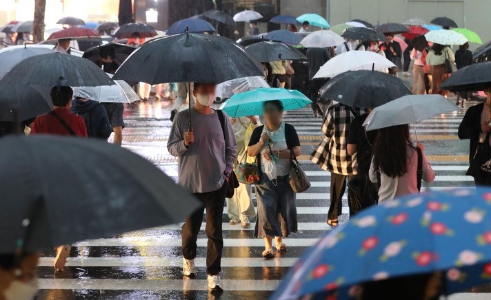 지난달 5일 오후 서울 강남구 강남역 인근에서 시민들이 우산을 쓰고 퇴근하고 있다.