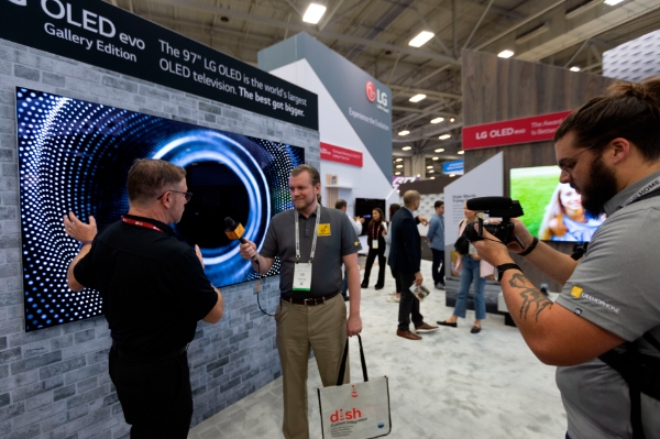 LG전자가 미국 댈러스에서 열린 영상가전 전시회 CEDIA 2022에 참가해 혁신 TV 신제품을 대거 소개했다. 관람객들이 최근 북미 시장에 출시된 97형 올레드 TV를 살펴보고 있다.