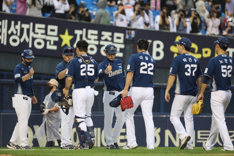 NC가 2일 잠실 LG전에서 연거푸 승리하며 가을야구에 대한 희망을 이어갔다. 이날 5위 KIA는 한화에 대승하며 5위 확정 매직넘버를 '3'으로 줄였다.