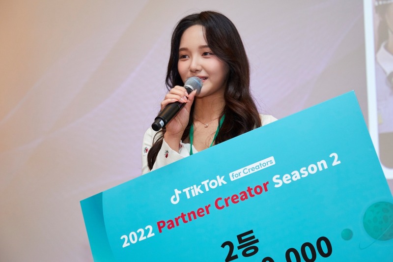 유백합이 '2022 틱톡 파트너 크리에이터 시즌2 틱톡오락실'에서 최종 랭킹 TOP2를 수상하며 수상소감을 전하고있다. / 사진=Courtesy of artist