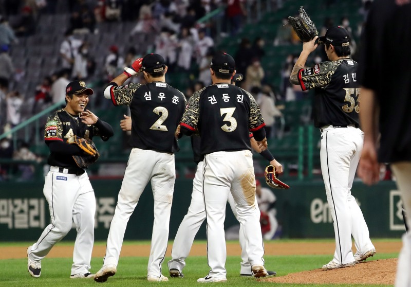 키움과 치열한 3위 싸움을 벌이고 있는 kt는 승수에서 2승, 상대팀과의 전적에서도 뒤지고 있어 남은 6게임에서 5승이상이 필요해 3위 자리 지키기 보다는 와일드카드 결정전에 대비할 가능성이 높아 보인다.