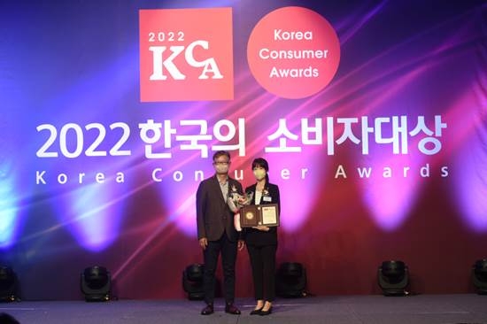 유한건강생활, 뉴오리진 브랜드마케팅 엄세미 팀장의 수상식 이미지 = 유한건강생활