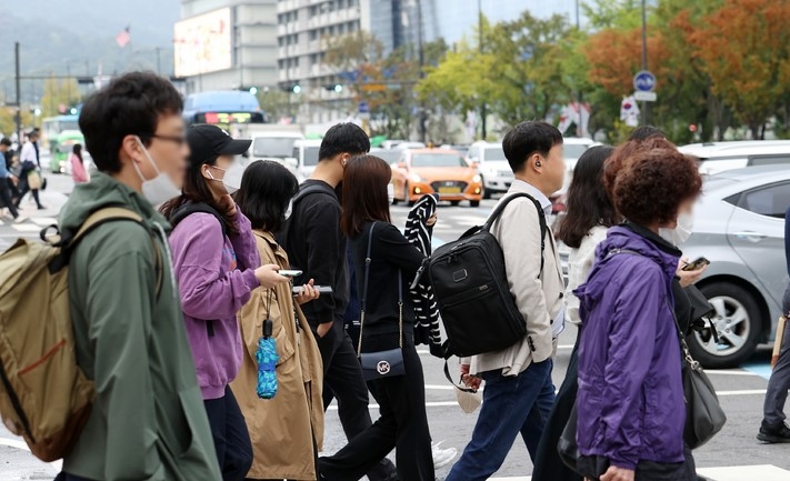 비가 그친 뒤 기온이 떨어져 쌀쌀한 날씨를 보인 4일 오전 서울 종로구 세종대로 인근에서 외투를 입은 시민들이 이동하고 있다.