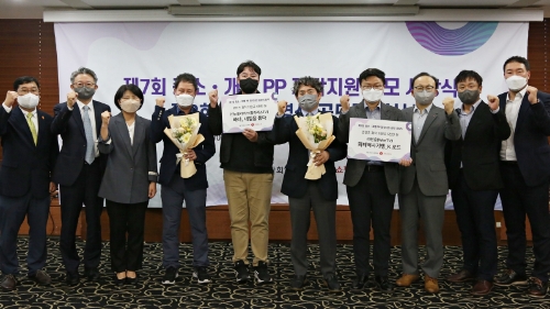 롯데홈쇼핑은 지난 4일(수) 한국프레스센터에서 한국언론학회와 공동 주최한 '제7회 중소PP제작 지원 공모전' 시상식을 진행했다. (왼쪽 두 번째부터)양승찬 한국언론학회 전임회장, 김경희 한국언론학회장,(왼쪽 여덟 번째부터)유형주 롯데홈쇼핑 지원본부장, 정윤상 롯데홈쇼핑 커뮤니케이션부문장, 김준상 롯데홈쇼핑 동반성장팀장