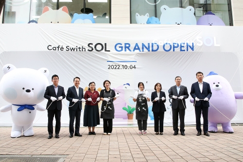 서울시 중구 명동에 위치한 ‘카페스윗 쏠(Café Swith SOL)’ 오픈 행사에서 신한은행 진옥동 은행장(왼쪽 두번째), 사회협동조합 스윗 이정자 이사(왼쪽 세번째), 청음복지관 김명희 사무국장(오른쪽 세번째), 신한카드 임영진 사장(오른쪽 두번째), 신한투자증권 이영창 사장(왼쪽 첫번째), 신한투자증권 김상태 사장(오른쪽 첫번째)이 제막식 촬영하는 모습. /사진제공=신한은행