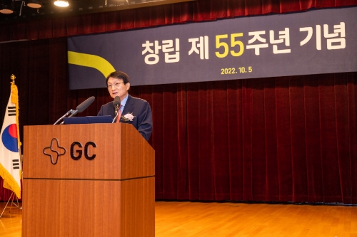 허일섭 GC(녹십자홀딩스) 회장이 5일 경기도 용인 본사에서 열린 창립 55주년 기념식에서 창립기념사를 하고 있다.