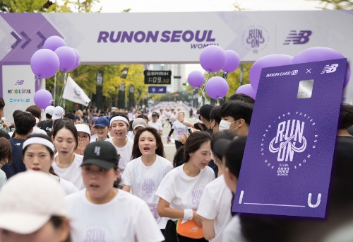 이달 2일 '2022 뉴발란스 런온서울 우먼스 10K' 행사에서 참가자들이 결승점인 여의도공원에 도착하고 있다.