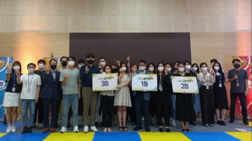 청렴골든벨 기념사진(가운데 1등 표말 사학연금 류춘열 감사)